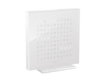 Die QLOCKTWO EARTH 13.5 PURE (DE) in Vanillezucker zeigt die Zeit mit beleuchteten Buchstaben auf einem schlanken quadratischen Zifferblatt an und verleiht jedem Raum moderne Eleganz.