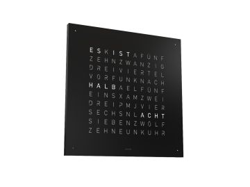 Handgefertigt in Deutschland: Die QLOCKTWO EARTH 45 DE Monochrome Edition ist eine Design-Tischuhr, die als schwarzes Quadrat mit leuchtenden deutschen Wörtern stilvoll die Uhrzeit anzeigt.