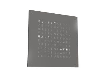 Die QLOCKTWO EARTH 45 Monochrome Edition (grey pepper) zeigt deutsche Wörter in einem Raster auf ihrem grauen Zifferblatt - eine markante quadratische Wanduhr in limitierter Auflage.