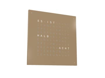 Die QLOCKTWO EARTH 45 DE Monochrome Edition (Haselnuss) ist eine quadratische Uhr mit einem goldenen Zifferblatt, das ES IST HALB ACHT beleuchtet, und gehört zur exklusiven Monochrome-Serie.
