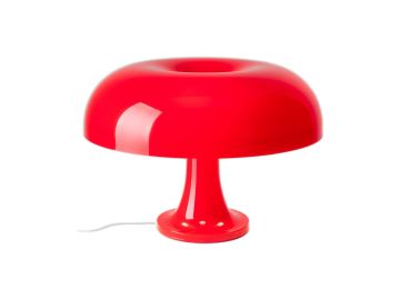 Die Tischleuchte „Nessino“ (rot) besticht durch ihr glänzendes, pilzförmiges Design im Stil der 60er Jahre. Ihr roter Schirm und Sockel sowie das weiße Kabel setzen vor weißem Hintergrund ikonische italienische Akzente.