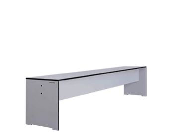 Die Riva Bank L ist eine lange, schlichte, rechteckige, graue Bank mit einer massiven Frontplatte, die aus haltbarem HPL-Kunststoff für ein einfaches, modernes conmoto Design gefertigt ist.