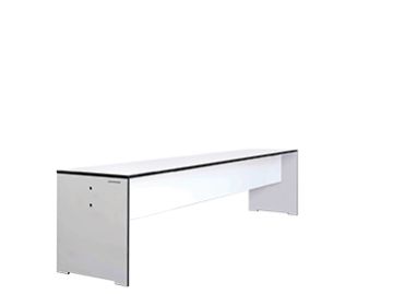 Riva Bank S ist ein schlichter, weißer, rechteckiger Bürotisch mit massiven Seiten- und Frontplatten, gefertigt aus HPL-Kunststoff im modernen conmoto-Stil, dargestellt vor einem schlichten weißen Hintergrund.