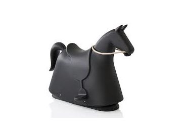Rocky (schwarz) ist ein schwarzes, modernes Schaukelpferd aus strapazierfähigem Polyethylen mit einem glatten, minimalistischen Design und einem kurzen Schwanz.