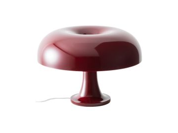 Die Tischleuchte „Nessino“ (rubinrot) besticht durch ihr glänzendes, modernes Design mit einem abgerundeten Schirm und einem kurzen Stiel, wodurch der ikonische italienische Stil vor weißem Hintergrund besonders gut zur Geltung kommt.