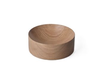 Der Schlüsselsammler ist eine runde, helle Holzschale aus deutscher Eiche, die sich durch ihr glattes, minimalistisches Design auszeichnet - ideal für ein stilvolles Wohnaccessoire.