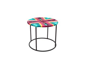 Der Beistelltisch Mesita México zeichnet sich durch eine farbenfrohe, gewebte Platte im Acapulco-Design und schwarze Metallbeine aus - perfekt als stilvoller runder Hocker oder Beistelltisch, hier vor einem weißen Hintergrund.