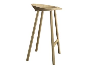 Minimalistischer dreibeiniger Barhocker Jean (Eiche Furnier klar lackiert, Höhe 79 cm) von Stefan Diez für e15, mit sanft geschwungener Sitzfläche, isoliert auf weißem Hintergrund.