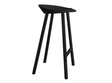 Der Barhocker Jean (Eiche Furnier tiefschwarz, Höhe 79cm) von e15 hat ein modernes schwarzes Holzfinish, drei Beine und eine geschwungene Sitzfläche, die jedem Ambiente einen minimalistischen Stil und zeitgenössische Eleganz verleihen.