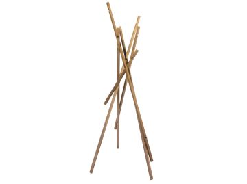 Die Sticks Garderobe verfügt über sich kreuzende Massivholzstäbe, die Ihrem Eingangsbereich einen modernen Touch verleihen. Abgebildet auf einem weißen Hintergrund.