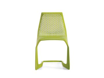 Der Myto Stuhl zeichnet sich durch ein grünes, modernes Design mit perforierter Rückenlehne und Sitzfläche aus. Er ist von Konstantin Grcics Original inspiriert und wird aus innovativem BASF-Ultradur gefertigt, das für einen eleganten, minimalistischen Lo
