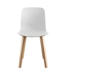 Substance Stuhl: ein moderner weißer Stuhl mit Holzbeinen, inspiriert von Naoto Fukasawas ikonischem Entwurf für Magis, vor einem schlichten weißen Hintergrund.