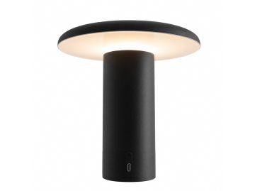Die Takku-Tischleuchte (schwarz) von Artemide ist eine moderne, kabellose Leuchte mit zylindrischem Sockel und flachem Schirm, die sanftes Licht spendet. An der Vorderseite befindet sich unauffällig ein Ladeanschluss.