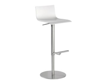 Der THIN Barhocker Lagerabverkauf in modernem Weiß überzeugt mit Metallgestell, Fußstütze, geschwungener Sitzfläche und Höhenverstellung. Der Designerhocker wird vor weißem Hintergrund präsentiert.