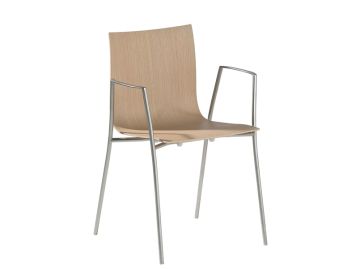 Inspiriert von dem schlanken S15, zeichnet sich dieser moderne Stuhl durch eine geschwungene Sitzfläche und Rückenlehne aus Holz, schlanke Metallbeine und Armlehnen für einen eleganten, modernen Look aus.
