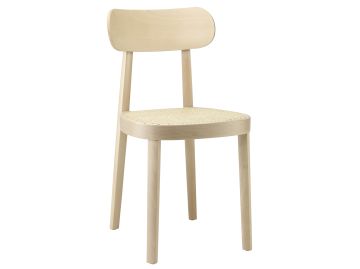 Der Stuhl 118 (Buche aufgehellt; Rohrgeflecht) von Thonet zeichnet sich durch ein Gestell aus heller Buche, eine geschwungene Rückenlehne und einen klassischen Sitz aus geflochtenem Rohrgeflecht auf weißem Hintergrund aus.