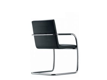 Der S 60 V Freischwinger, ein schwarzer Leder-Freischwinger mit verchromtem Gestell aus der Thonet Linea Collection, ist in der Rückenansicht schräg vor weißem Hintergrund zu sehen.