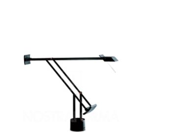 Die Tizio 35 ist eine moderne, schwarze, verstellbare Schreibtischleuchte mit kantigen Armen und minimalistischem Design, die vor einem weißen Hintergrund gezeigt wird.