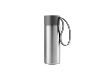 Ein To Go-Becher aus Edelstahl (marmorgrau) mit grauem Deckel und passendem Schlaufengriff ist auf weißem Hintergrund abgebildet.
