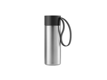 Der To Go Cup (schwarz) von Eva Solo besteht aus Edelstahl mit einem schwarzen Deckel und einer Trageschlaufe und ist aufrecht auf weißem Hintergrund abgebildet.