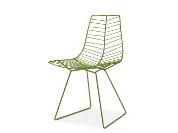 Der Leaf Stuhl ist ein moderner grüner Drahtstuhl mit abgewinkelten Beinen und einem offenen, minimalistischen Design, das sich an seiner ikonischen Ästhetik orientiert.
