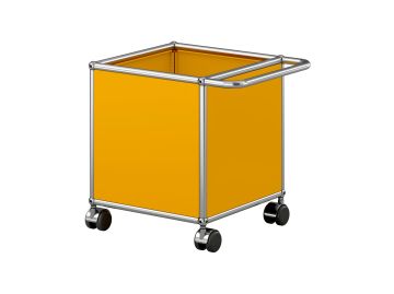 Der USM Haller Rollwagen ist eine gelbe, kastenförmige Aufbewahrungseinheit mit einem verchromten Rahmen und vier schwarzen Rädern, die eine stilvolle und mobile Organisationslösung darstellt.