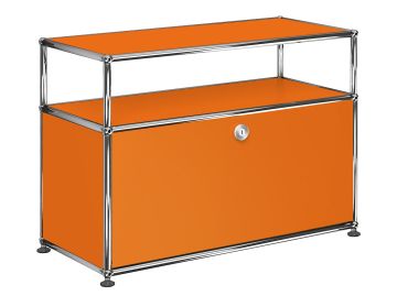 USM Haller Beistellmöbel mit 1Klappe und Aufbau in reinorange , Schrägansicht