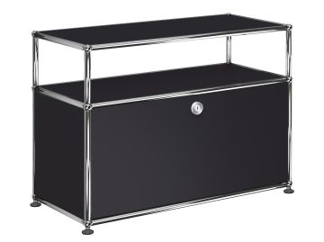 USM Haller Beistellmöbel mit 1 Klappe und Aufbau in graphitschwarz , Schrägansicht