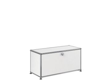 Das USM Haller Lowboard mit 1 Klappe ist ein weißes, rechteckiges Stauraummöbel mit Klapptür, Metallrahmen und schwarzen Füßen - perfekt als Nachttisch im Schlafzimmer oder Beistellmöbel im Wohnzimmer.