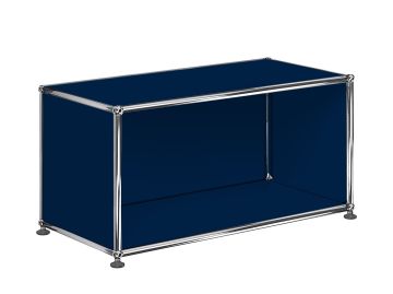 Das USM Haller Lowboard (stahlblau) ist ein rechteckiges, offenes Regal in Marineblau mit verchromtem Rahmen und vier Beinen, inspiriert vom klassischen USM Haller Design - ideal für vielseitige Aufbewahrung in jedem modernen Raum.