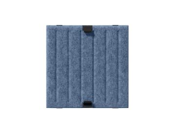 Quadratisches USM Haller Soft Panel 350x350 Duo aus blauem Filz mit vertikalen Rillen und drei schwarzen Klammern, abgebildet auf weissem Hintergrund; Teil der USM Haller Soft Panel Kollektion.