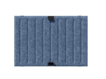 Rechteckiges blaues USM Haller Soft Panel 500x350 Duo aus Filz mit vertikalen Rillen und drei schwarzen Klammern auf weißem Hintergrund.