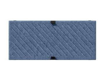 Rechteckiges blaues Filzpaneel mit diagonalen Rillen und drei schwarzen Klammern, Teil der Kollektion USM Haller Soft Panel 750x350 diagonal von USM Möbel, abgebildet auf weißem Hintergrund.