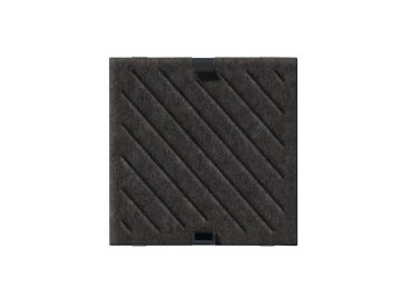 Das USM Haller Soft Panel 350x350 diagonal (dunkelgrau) verfügt über diagonale Rillen und drei kleine Randklammern, die auf weissem Grund abgebildet sind - perfekt für modulare Möbel oder im Mix mit anderen Textilpaneelen.