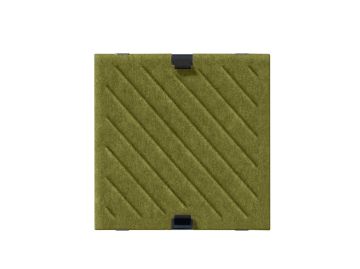 USM Haller Soft Panel 350x350 diagonal (grün): Olivgrüne quadratische Akustikplatte mit diagonalen Rillen und drei schwarzen Randklammern, abgebildet auf weißem Hintergrund.