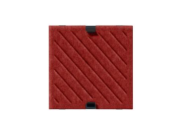 USM Haller Soft Panel 350x350 diagonal (rot): Ein quadratisches rotes Akustikpaneel mit diagonalen Linienmustern und vier kleinen schwarzen Randklammern, die ein stilvolles Textildesign auf weißem Hintergrund aufweisen.