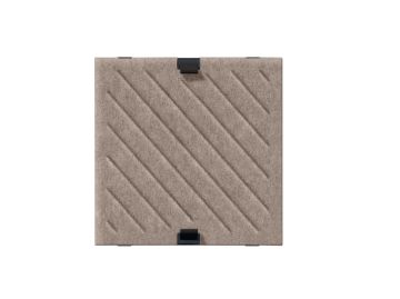 Ein taupefarbenes USM Haller Soft Panel 350x350 mit diagonalen Rillen und drei schwarzen Randklammern, von oben gesehen, konzipiert für das magnetische USM Haller Möbelsystem.
