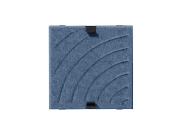 Quadratisches blaues USM Haller Soft Panel 350x350 rund mit geschwungenen, geprägten Linien und vier kleinen schwarzen Randklammern; sein Design ergänzt modulare Möbelsysteme als textiler Akzent stilvoll.