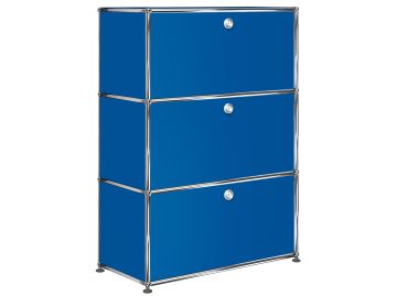 USM Haller Highboard mit 3 Klappen in enzianblau , Schrägansicht