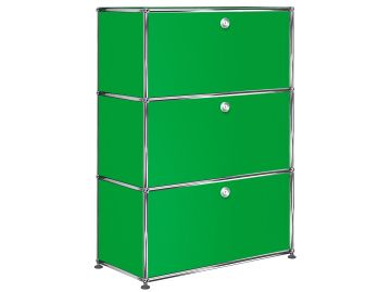 USM Haller Highboard mit 3 Klappen in grün , Schrägansicht