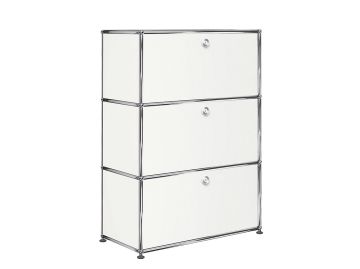 USM Haller Highboard mit 3 Klappen in Weiß, Ausstellungsstück: Modularer Stauraum mit verchromtem Rahmen und Griffen auf schwarzen Füßen - stilvolle Lösung für jedes Umfeld.