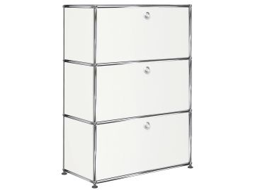 USM Haller Highboard mit 3 Klappen in reinweiß , Schrägansicht
