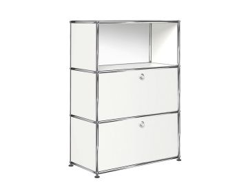 USM Haller Highboard 1x3 mit 2 Klappen: Modulares Regal aus weißem Metall mit zwei geschlossenen Fächern, einem offenen Fach und kleinen Füßen.