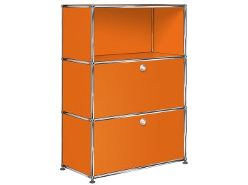USM Haller Highboard (reinorange) mit einer Klappe und einer Schublade, mit einem verchromten Metallrahmen.