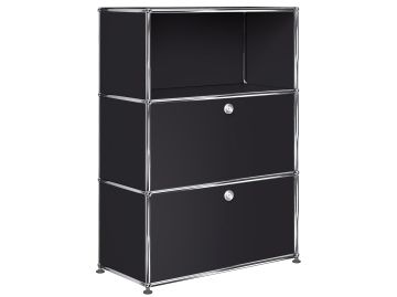 Graphitschwarzes USM Haller Highboard mit einer Klapptür und einer Schublade, mit dem ikonischen modularen Design und dem eleganten Chromrahmen des USM Haller Möbelbausystems.