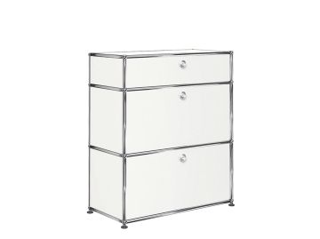 Das USM Haller Kommode (reinweiss) Ausstellungsstück mit drei weissen Schubladen und einem Metallrahmen, schräg vor weissem Hintergrund, ist ein Designerstück und ein echtes Vorzeigeobjekt. Das USM Haller Kommode (reinweiss) Ausstellungsstück mit drei weissen Schubladen und einem Metallrahmen, schräg vor weissem Hintergrund, ist ein Designerstück und ein echtes Vorzeigeobjekt.