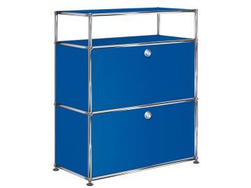 Enzianblaues USM Haller Sideboard mit zwei abschließbaren Klapptüren und einem offenen oberen Regal, ergänzt durch verchromte Metallstangen.