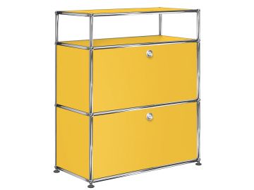 Das USM Haller Sideboard mit 2 Klappen und Aufbau in goldgelb verfügt über zwei geschlossene Fächer und ein oberes Regal. Es bietet kultigen Stil und praktischen Stauraum.
