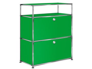 Das USM Haller Sideboard mit 2 Klappen und Aufbau (USM grün) zeichnet sich durch ein grünes, modulares Design mit zwei geschlossenen Fächern, einem offenen oberen Regal und einem eleganten Chromrahmen aus.