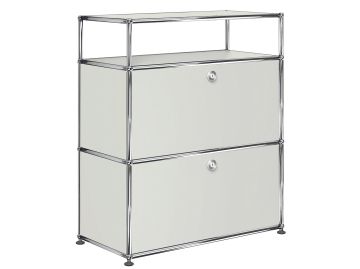 Ein modernes USM Haller Sideboard in Hellgrau mit zwei versenkbaren Türen und einem offenen Regal oben, mit verchromten Rahmenakzenten - ein eleganter Aufbewahrungsschrank, inspiriert vom klassischen USM Möbeldesign.